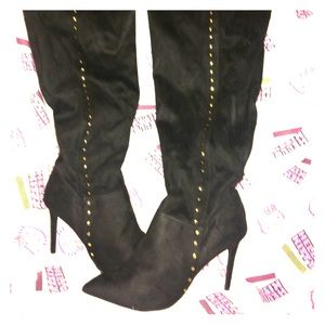 High heel loses boot